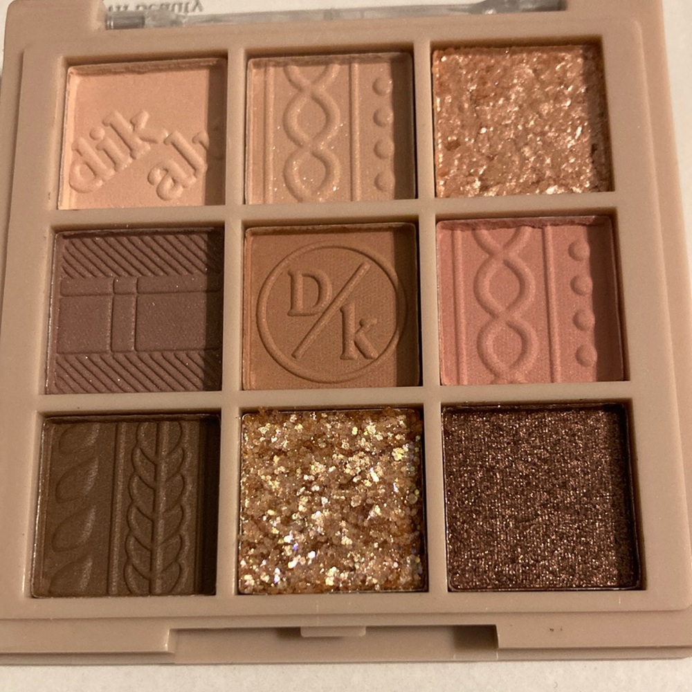 9-Color Eyeshadow Palette - Brown and Gold